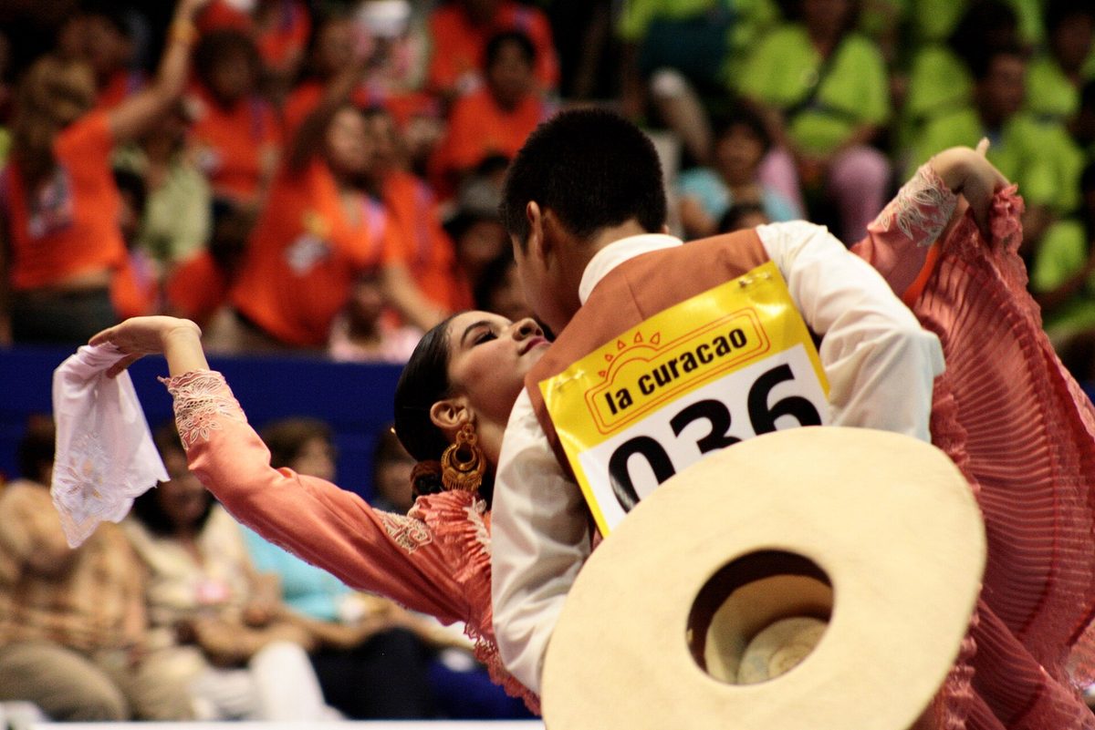 Parejas bailando marinera norteña en el concurso nacional de Trujillo